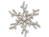 une broche en forme de flocon de neige sertie de diamants, signée Van Cleef