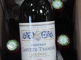 une bouteille de vin dans un carton contenant six bouteilles