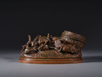 une statue en bronze représentant un homme à cheval, avec un panier posé sur la selle