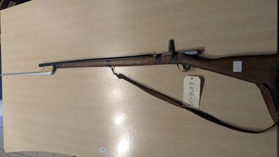 15 : Fusil en bois de type scolaire Gras, à baïonnette …