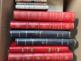 une boîte remplie de livres empilés les uns sur les autres