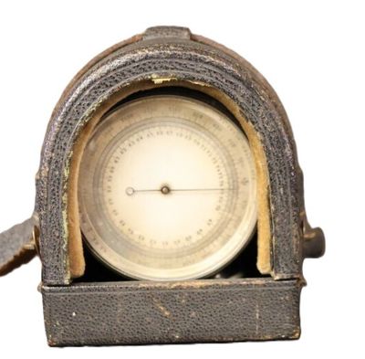 Instruments de mesure de poche contenu dans un étui à bandou…