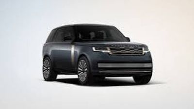 Une Land Rover Range Rover de 2020 dans un studio, sur fond blanc