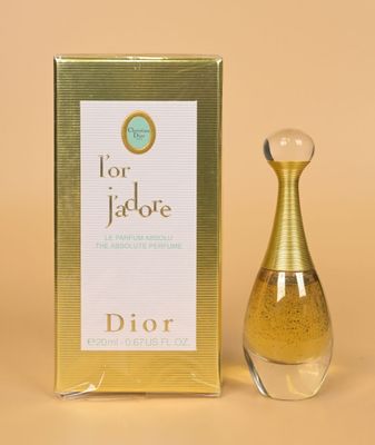 christian dior l ' oise d ' oise eap spray bottle next to a box