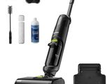 un aspirateur noir avec des produits d'entretien sur fond blanc