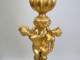une statue en or représentant un garçon et une fille tenant un vase