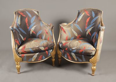 paire de fauteuils de style Louis XVI français, recouverts d'un tissu à motifs de plumes