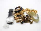 plusieurs bijoux, dont une montre, des bracelets et un bracelet