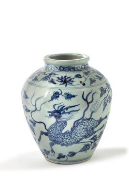 un vase bleu et blanc orné d'un dragon