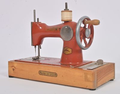 Machine à coudre en fonte laquée rouge et dorée, socle en bo…