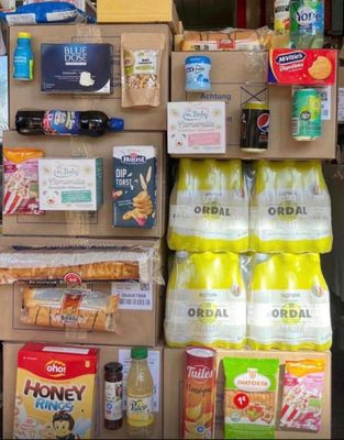 Dans un magasin, des cartons de nourriture sont empilés les uns sur les autres