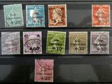 plusieurs types de timbres exposés dans une vitrine