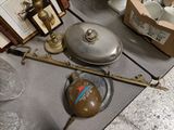 beaucoup d'objets posés sur la table et sur le comptoir