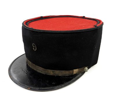 un chapeau noir orné d'un ruban rouge
