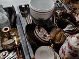 beaucoup d'objets en argent et en or sur la table