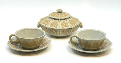 trois tasses et soucoupes posées sur une table blanche