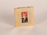 logo Saint Laurent sur un coffret doré posé sur un fond blanc