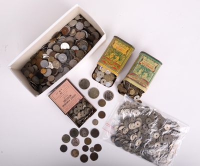 une boîte de pièces et une boîte de boîtes de conserve posées sur une table