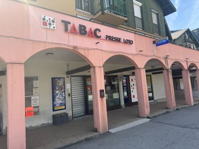 un bâtiment rose avec une enseigne sur laquelle on peut lire « tabc »