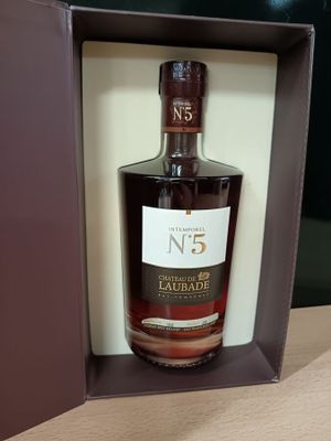 une bouteille de whisky vide dans une boîte posée sur une table