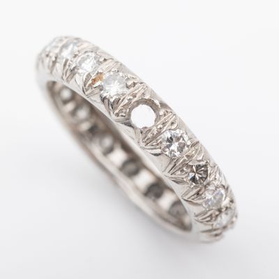 gros plan d'une bague en diamant sur fond blanc