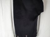l'arrière d'un pantalon noir accroché au mur