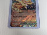 gros plan d'une carte pokemon sur une table