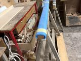 un tuyau bleu posé au sommet d'un tas de bois