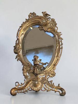 Miroir à poser en métal argenté à décor sculpté de volutes e…