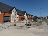 de nombreuses maisons en cours de construction au bord de la route