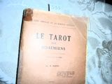 un livre posé sur un lit dans la chambre