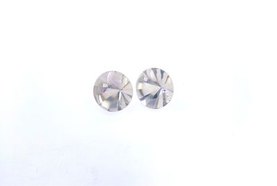 DEUX QUARTZ FUMES. taillés rond sur le dessus et facettes.