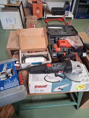 une table sur laquelle se trouvent des outils et une boîte posée sur la table