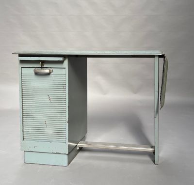 un petit bureau surmonté d'un tiroir