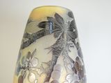 un vase orné d'un motif posé sur une table