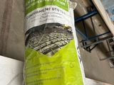 un sac de ciment posé sur une table