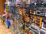 de nombreux modèles différents de petites voitures exposés dans un magasin