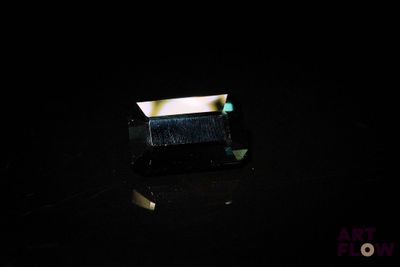 une image représentant un morceau de verre dans l'obscurité