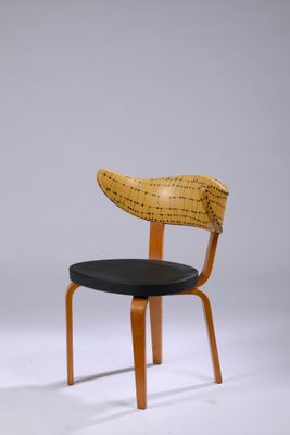 une image représentant une chaise en bois avec une assise noire sur fond blanc