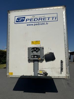 un fourgon blanc garé sur le parking