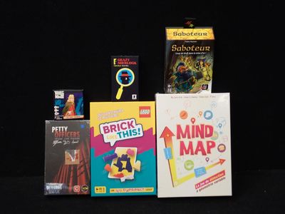 un grand nombre de livres posés sur une table
