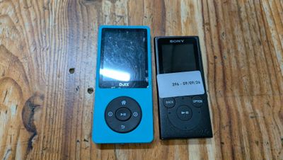 deux lecteurs MP3 posés sur une table en bois