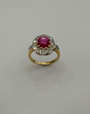 un gros plan d'une bague ornée d'un rubis et d'un diamant au centre