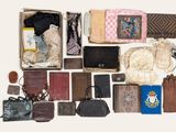 de nombreux modèles de sacs à main disposés sur une table