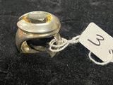 une bague en argent à laquelle est attachée une étiquette