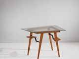 une photo d'une table en verre avec des pieds en bois et un plateau en verre