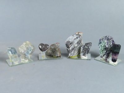 Plusieurs types de roches et de cristaux sont exposés en rangée