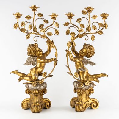 une paire de figurines en bronze doré représentant des chérubins et des chérubins