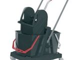 le chariot pour serpillière et seau est noir avec des poignées rouges