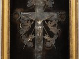 tableau représentant un crucifix avec des anges sur fond noir